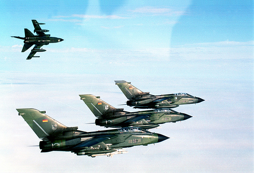 Mehrzweck-Kampfflugzeug Tornado im engen Formationsflug der äußere Tornado löst die Formation auf.