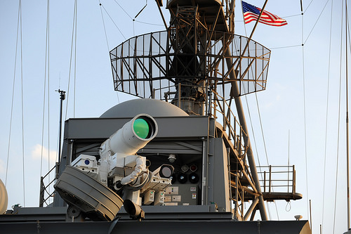 U.S. Navy führt Laserwaffe als einsatzbereit vor – Augen geradeaus!