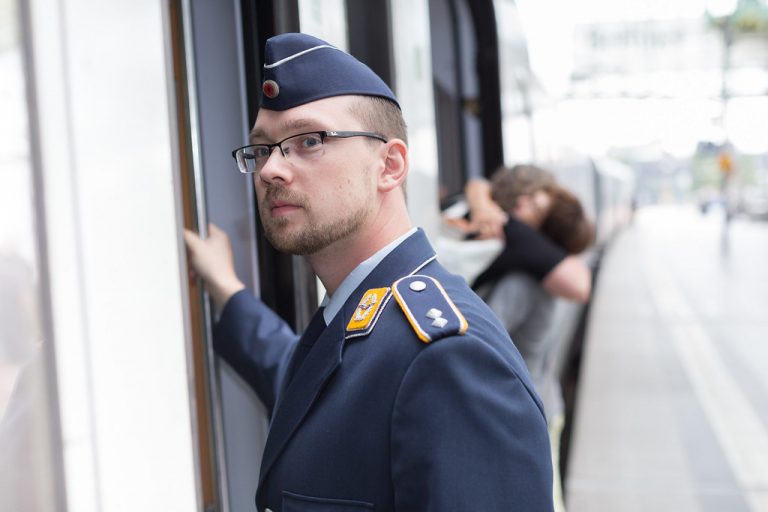BahnFreifahrt für Soldaten im Dienstanzug Die Steuern zahlt die Bundeswehr (Neufassung