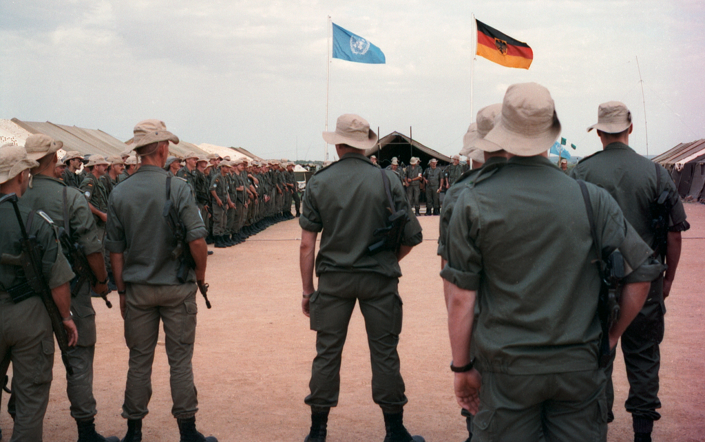 Soldaten des Einsatzkontingentes UNOSOM II sind in Belet Uen/Somalia im August 1993 angetreten. Altarchiv BwAllg 0007 Somalia<br /> Foto Helmut Köhler/Bundeswehr